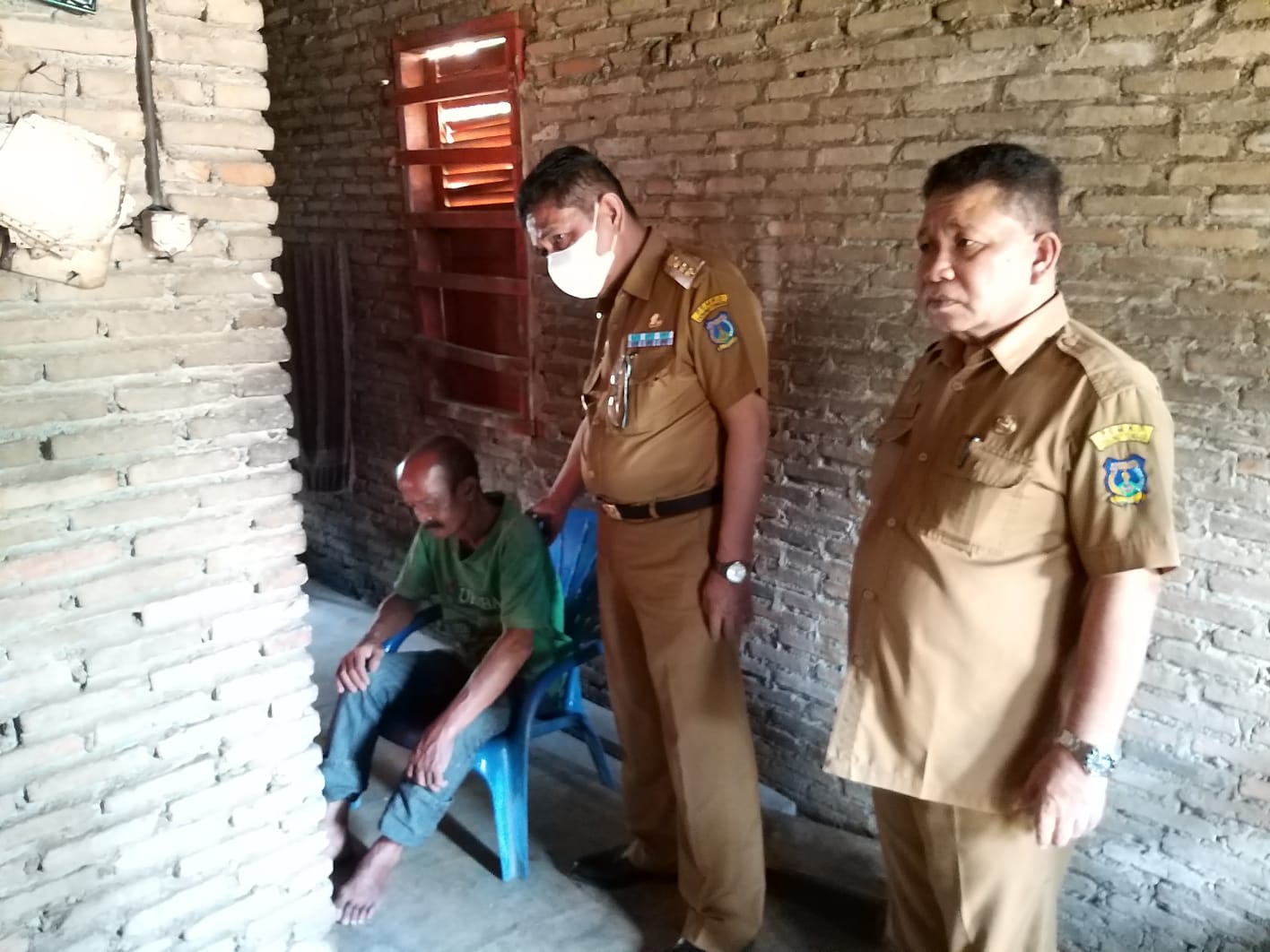 Pj Wali Kota Tebing Tinggi Muhammad Dimiyathi, S.Sos., M.TP kunjungi sekaligus memberikan bantuan kepada Bapak Supiyanto dan istri, seorang warga kurang mampu yang mengalami stroke, beralamat di gang Flamboyan Lk. VI, Kelurahan Satria, Senin (02/01/2023).(RIDWAN/PosmetroMedan.com)