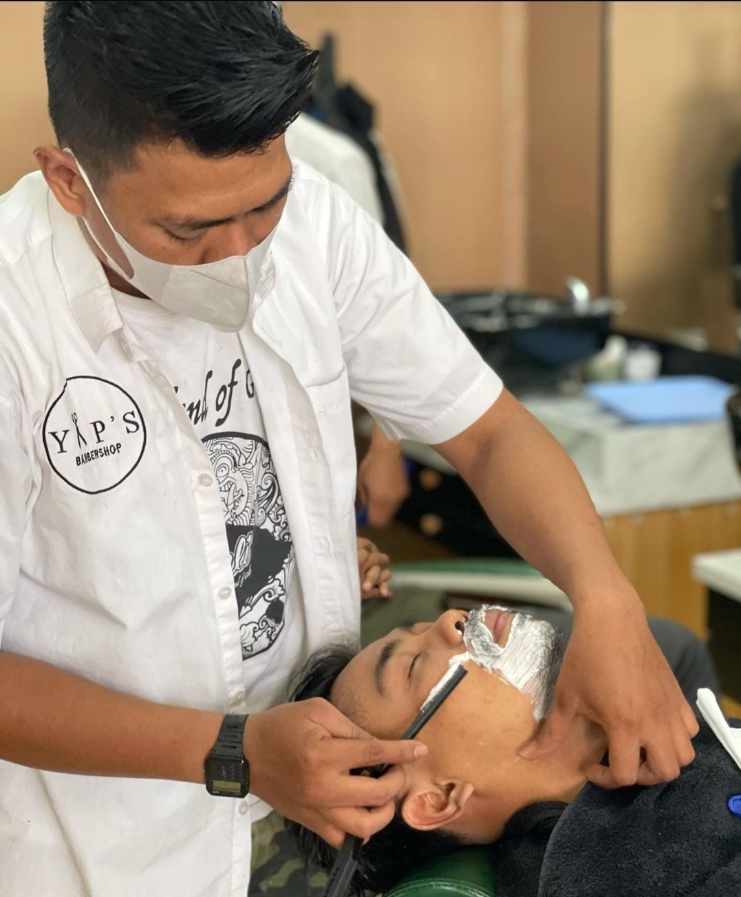 Mencukur Kumis dan Janggut