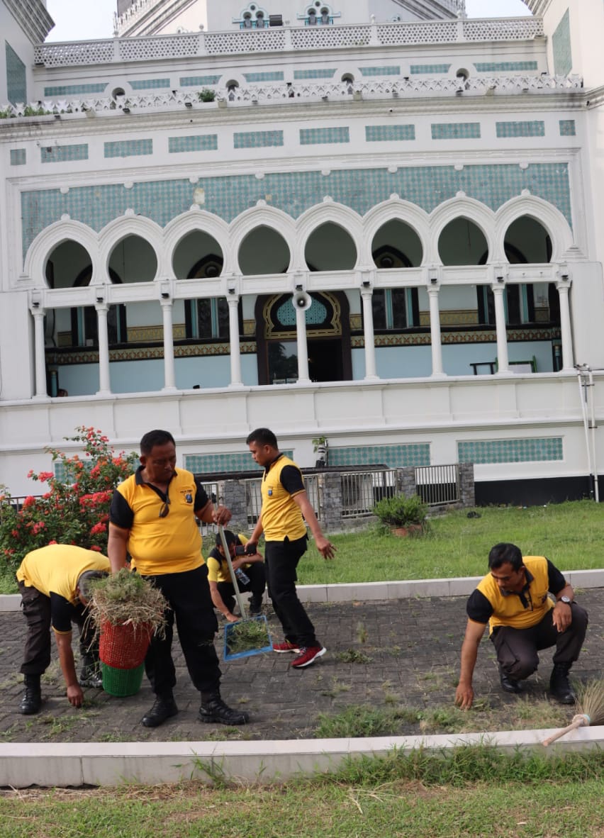 bersihkan mesjid