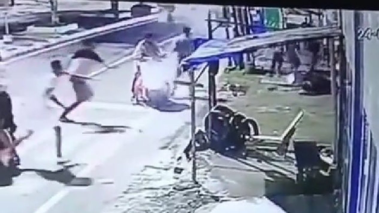 6513629edb5d6-tangkapan-layar-cctv-saat-begal-beraksi_1265_711
