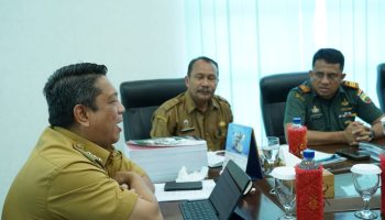 WhatsApp Image 2023-09-04 at 19.24.43 Penjabat (Pj.) Wali Kota Tebing Tinggi Drs. Syarmadani, M.Si. bersama stakeholder (pemangku kepentingan) terkait mengikuti rapat koordinasi (rakor) pengendalian inflasi secara virtual, Senin (4/9/2023) di ruang Kerja Wali Kota, gedung Balai Kota.