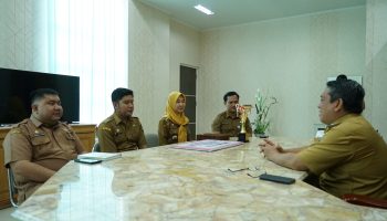 WhatsApp Image 2023-09-05 at 09.51.51 Penjabat (Pj.) Wali Kota Tebing Tinggi Drs. Syarmadani, M.Si. kepada Lurah Mekar Sentosa (Mentos) Yolanda Amelia S.STP saat menerimanya di ruang Kerja Wali Kota gedung Balai Kota, Senin (4/9/2023).