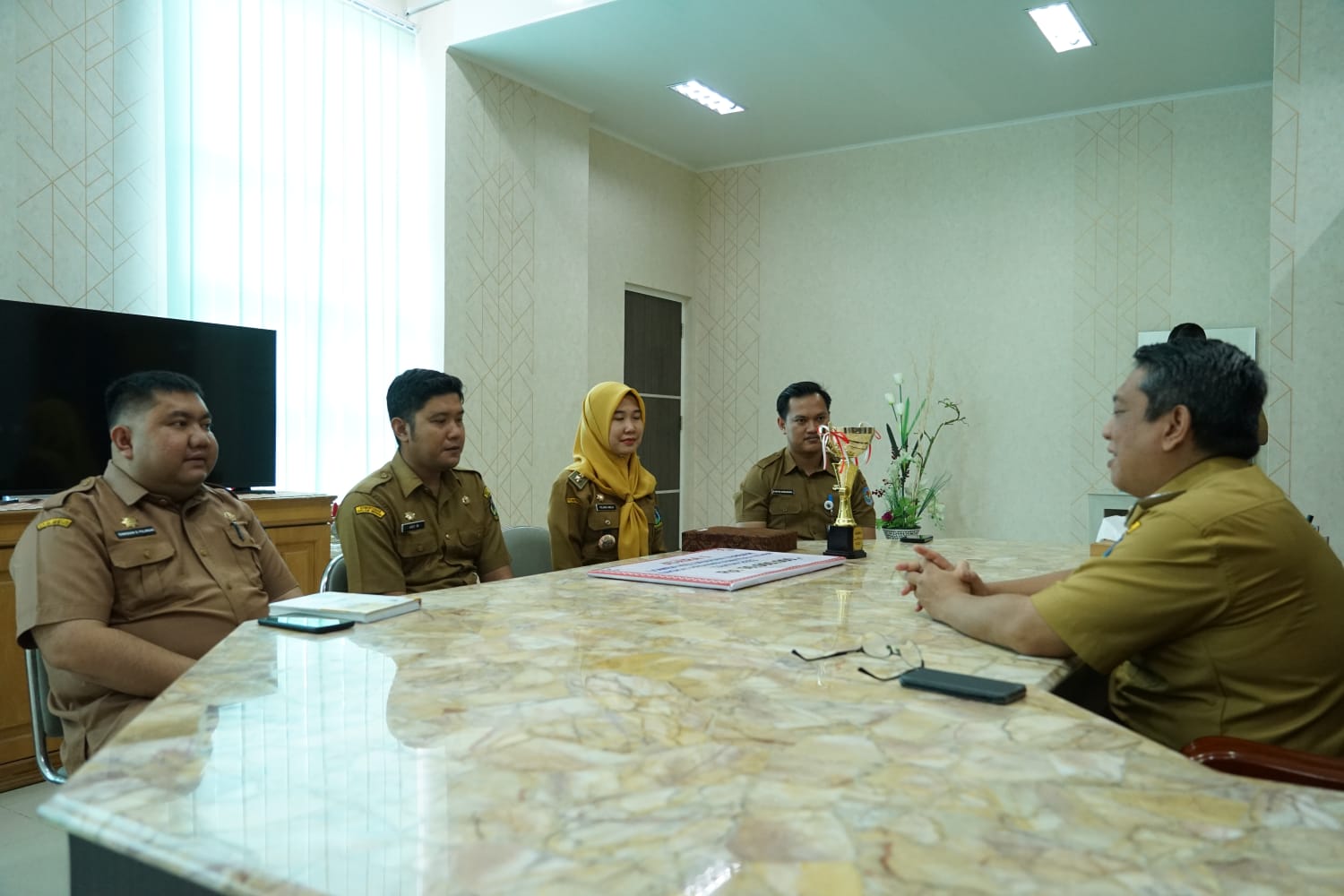 WhatsApp Image 2023-09-05 at 09.51.51 Penjabat (Pj.) Wali Kota Tebing Tinggi Drs. Syarmadani, M.Si. kepada Lurah Mekar Sentosa (Mentos) Yolanda Amelia S.STP saat menerimanya di ruang Kerja Wali Kota gedung Balai Kota, Senin (4/9/2023).