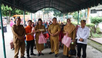 WhatsApp Image 2023-09-05 at 15.14.22 Penjabat (Pj.) Wali Kota Tebing Tinggi Drs. Syarmadani, M.Si. meninjau langsung penyaluran bantuan pangan tahap II (dua) dan tahap III (tiga) yang dilakukan Pemerintah Kota (Pemko) Tebing Tinggi melalui Dinas Ketahanan Pangan (Ketapang) dan Pertanian bekerjasama dengan PT. Pos Indonesia Cabang Tebing Tinggi, Selasa (5/9/2023) di halaman Kantor PT. Pos Cabang Tebing Tinggi Jl. Dr. Sutomo No. 36.