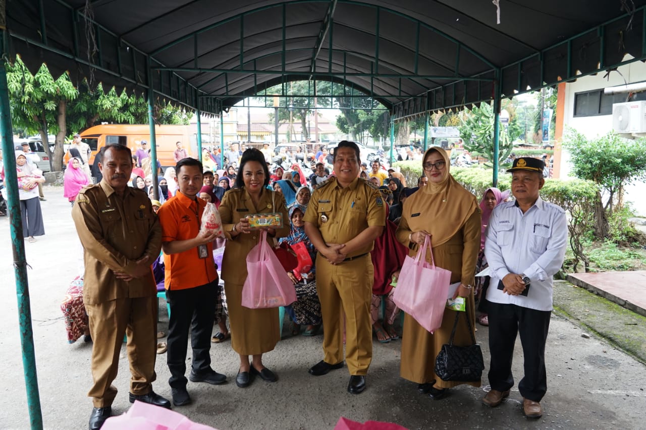 WhatsApp Image 2023-09-05 at 15.14.22 Penjabat (Pj.) Wali Kota Tebing Tinggi Drs. Syarmadani, M.Si. meninjau langsung penyaluran bantuan pangan tahap II (dua) dan tahap III (tiga) yang dilakukan Pemerintah Kota (Pemko) Tebing Tinggi melalui Dinas Ketahanan Pangan (Ketapang) dan Pertanian bekerjasama dengan PT. Pos Indonesia Cabang Tebing Tinggi, Selasa (5/9/2023) di halaman Kantor PT. Pos Cabang Tebing Tinggi Jl. Dr. Sutomo No. 36.