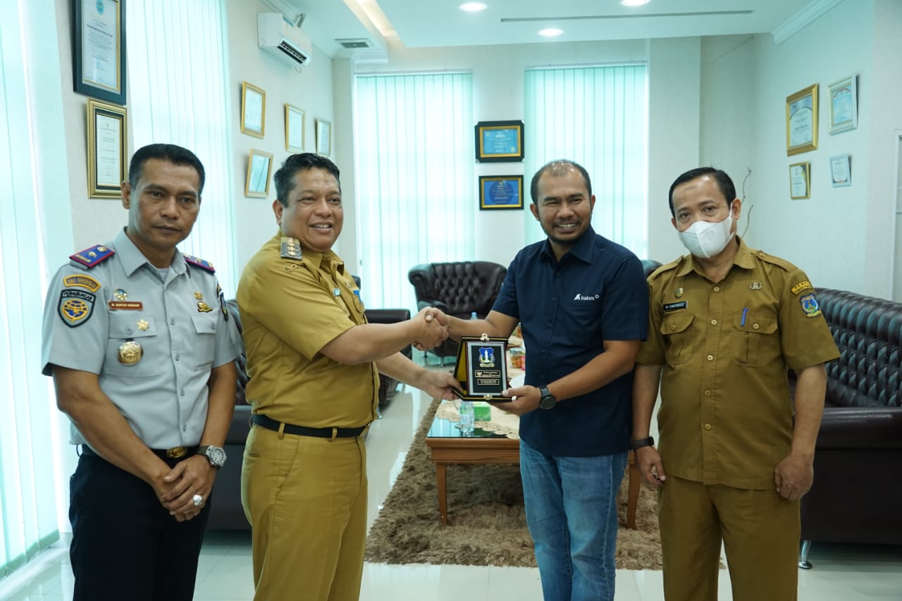 WhatsApp Image 2023-09-05 at 18.53.12 Pemerintah Kota (Pemko) Tebing Tinggi melalui Dinas Perhubungan (Dishub) menerima bantuan CSR (Corporate Social Responsibility)/ tanggungjawab sosial perusahaan dari PT. Inalum (Indonesia Asahan Aluminium) berupa 30 unit road barrier (separator jalan), 15 unit plang pembatas jalan dan 100 pcs rompi, Selasa (5/9/2023) di ruang Kerja Wali Kota, gedung Balai Kota.