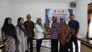 WhatsApp Image 2023-09-07 at 14.40.53 Pemerintah Kota Tebing Tinggi melalui Dinas Pemberdayaan Perempuan, Perlindungan Anak dan Pemberdayaan Masyarakat (DP3APM) Kota Tebing Tinggi menyalurkan bantuan alat membatik kerjasama dengan PTPN III dan PTPN IV melalui program TJSL tahun 2023 di Aula DP3APM, Kamis (7/9).