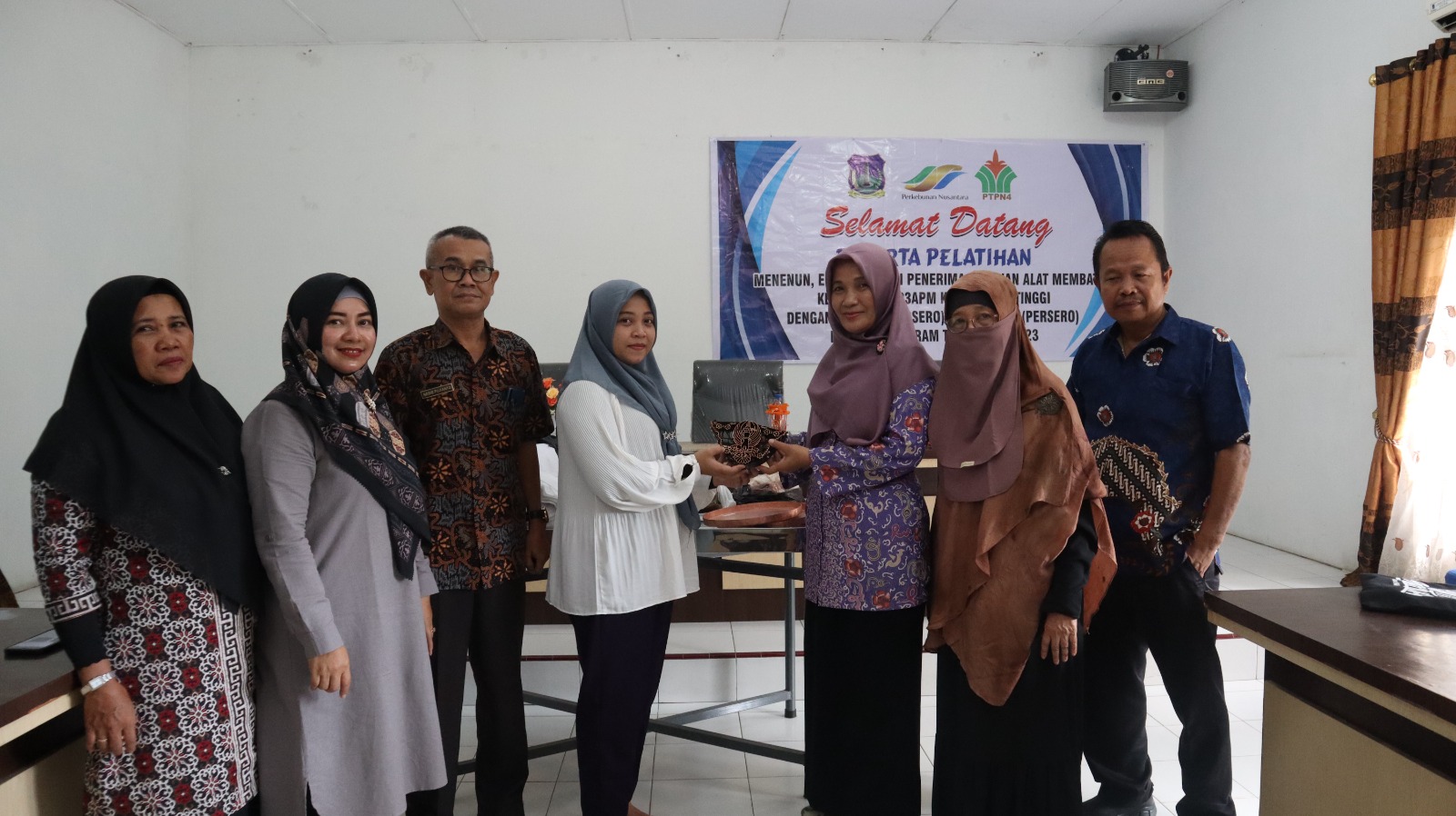 WhatsApp Image 2023-09-07 at 14.40.53 Pemerintah Kota Tebing Tinggi melalui Dinas Pemberdayaan Perempuan, Perlindungan Anak dan Pemberdayaan Masyarakat (DP3APM) Kota Tebing Tinggi menyalurkan bantuan alat membatik kerjasama dengan PTPN III dan PTPN IV melalui program TJSL tahun 2023 di Aula DP3APM, Kamis (7/9).