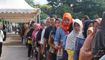 WhatsApp Image 2023-09-13 at 10.20.56 Pj. Wali Kota Tebing Tinggi, Drs. Syarmadani, M.Si yang berkesempatan hadir meninjau penyelenggaraan Pasar Pengendalian Hargai, Rabu (13/9/2023) menyampaikan bahwa PPH ini digelar khusus beras, mengingat harga beras mengalami kenaikan yang siginifikan.
