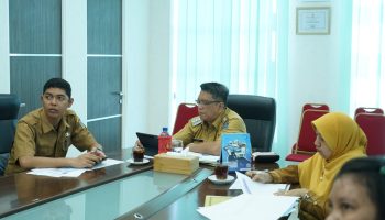 WhatsApp Image 2023-09-18 at 18.26.19 Penjabat (Pj.) Wali Kota Tebing Tinggi Drs. Syarmadani, M.Si. didampingi Kabag PBJ Iqbal Halim Ramadhan Nasution, S.E.,mengikuti Rapat Koordinasi (Rakor) Peningkatan Penggunaan Produk Dalam Negeri (P3DN) secara virtual melalui zoom meeting, Senin (18/9/2023) di ruang Kerja gedung Balai Kota.