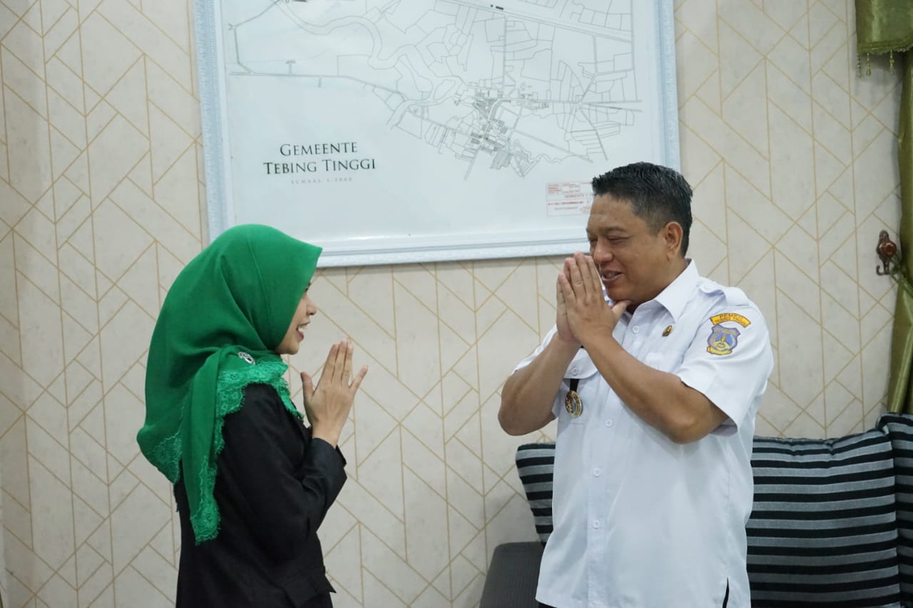 Wakil Ketua PA (Pengadilan Agama) Tebing Tinggi Dr. Nusra Arini, S.H.I., M.H., melakukan kunjungan silahturahmi sekaligus berpamitan kepada Penjabat (Pj.) Wali Kota Tebing Tinggi Drs. Syarmadani, M.Si., Rabu (20/9/2023) di rumah dinas Wali Kota.