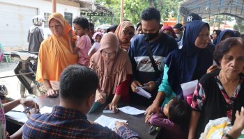 Pemerintah Kota (Pemko) Tebing Tinggi bekerjasama dengan Pos Indonesia Tebing Tinggi salurkan bantuan cadangan beras tahap 2 termin II dari Badan Pangan Nasional (Bapanas), Jumat (6/10/2023) di halaman Kantor Pos Kota Tebing Tinggi.
