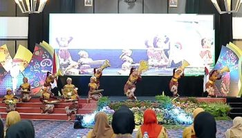 Penjabat (Pj.) Wali Kota Tebing Tinggi Drs. Syarmadani, M.Si. bersama istri Ny. dr. Dewi Mustika Syarmadani, M.Kes., MARS., serta didampingi Kadis P3APM Dra. Sri Wahyuni, M.Si. dan Kabag Perekonomian dan SDA Setdako Ramadhan Barqah Pulungan, S.IP.  M.Si. menghadiri undangan Sarasehan Istri Wali Kota seluruh Indonesia, Kamis (5/10/2023)