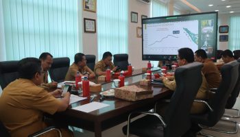 Penjabat (Pj.) Wali Kota Tebing Tinggi Drs. Syarmadani, M.Si. mengikuti rapat koordinasi (rakor) pengendalian inflasi secara virtual di ruang kerja Wali Kota lantai IV gedung Balai Kota, Senin (09/10/2023).