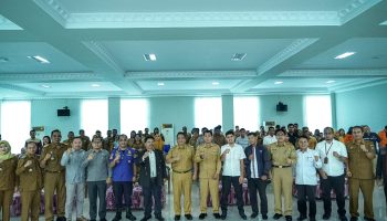 Penjabat (Pj.) Wali Kota Tebing Tinggi Drs. Syarmadani, M.Si. saat membuka Pertemuan Konsultasi Masyarakat (PKM) I Penyusunan Draft Perda Penyelenggaraan Penanggulangan Bencana (Penyusunan Regulasi Bencana Kabupaten/ Kota) yang digelar Pemerintah Kota (Pemko) Tebing Tinggi melalui BPBD (Badan Penanggulangan Bencana Daerah) Kota Tebing Tinggi, Selasa (10/10/2023), bertempat di ruang Aula lantai IV gedung Balai Kota Jl. Dr. Sutomo.