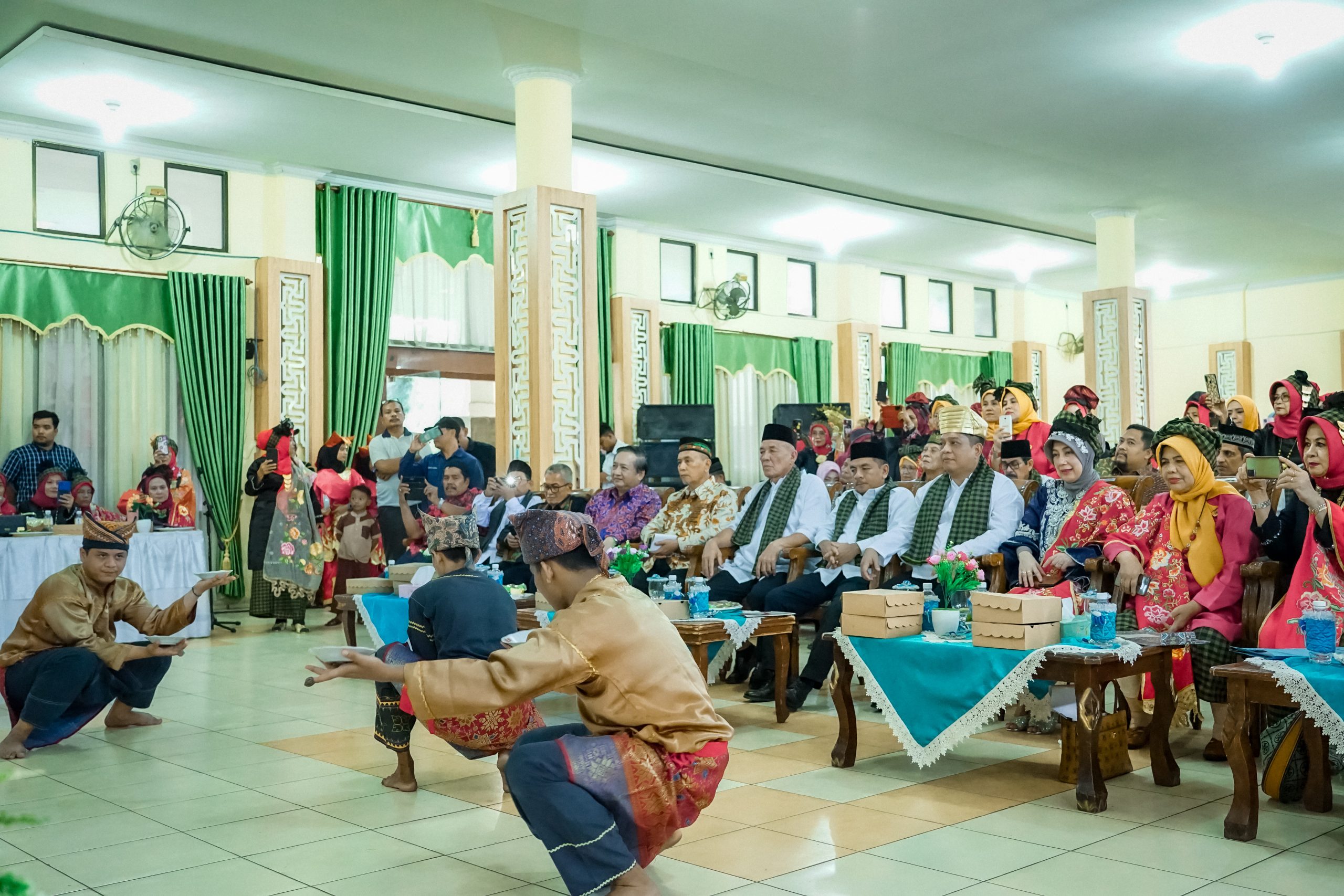 Penjabat (Pj.) Wali Kota Tebing Tinggi Drs. Syarmadani, M.Si. dan Ny. Dr. Dewi Mustika Syarmadani, M.Kes., MARS. menghadiri pengukuhan Bundo Kanduang Kota Tebing Tinggi periode 2023-207, Sabtu siang (28/10/2023) di gedung Hj. Shawiyah Jl. Dr. Sutomo.