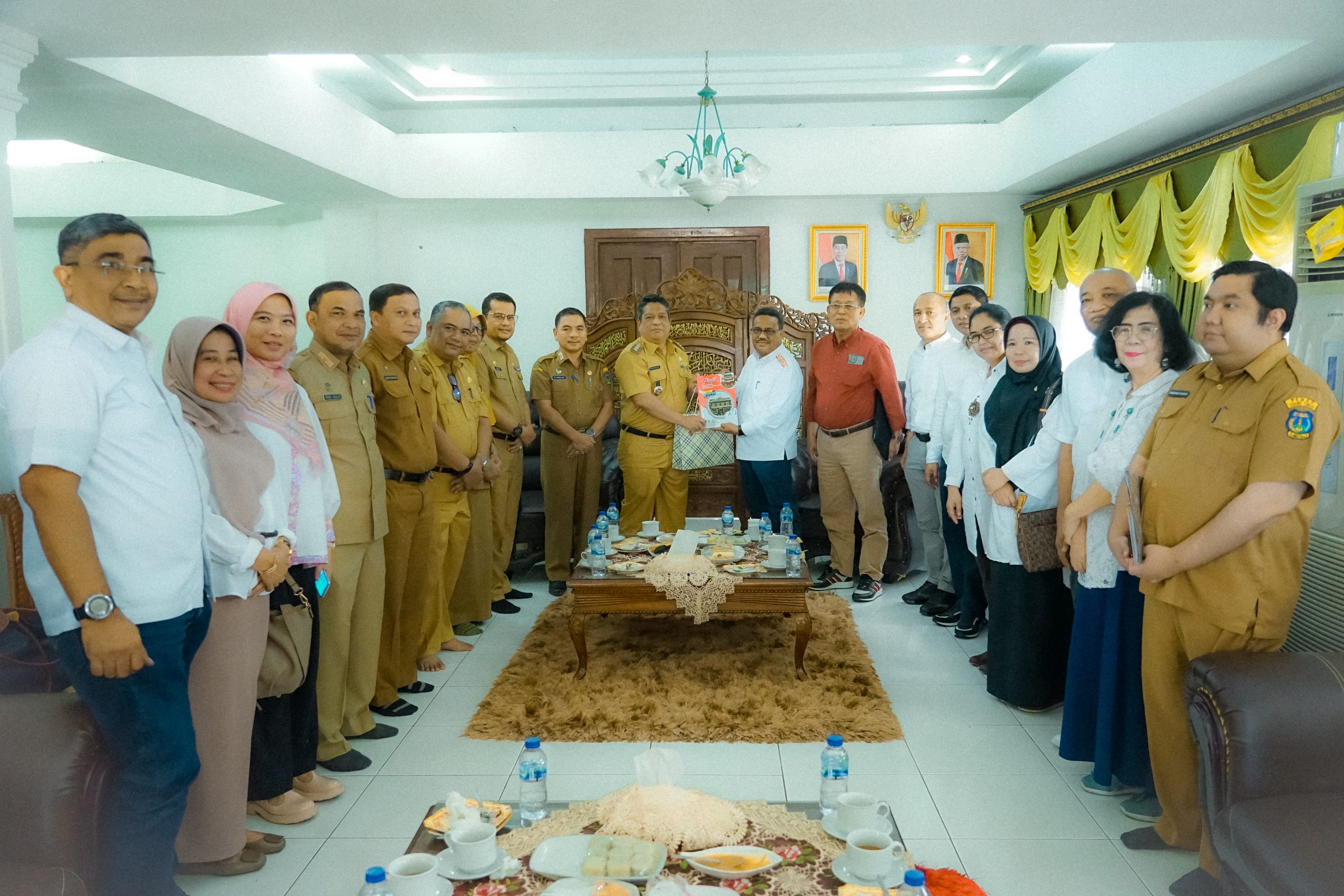 Penjabat (Pj.) Wali Kota Tebing Tinggi Drs. Syarmadani, M.Si. didampingi Ketua DPRD Kota Basyaruddin Nasution, S.H., M.H. dan Pj. Sekdako H. Kamlan Mursyid, S.H., M.M. menerima kunjungan audiensi dari Unimed (Universitas Negeri Medan), Senin (20/11/2023) di rumah dinas Wali Kota Jl. Dr. Sutomo.