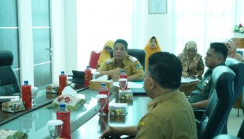 Penjabat (Pj.) Wali Kota Tebing Tinggi Drs. Syarmadani, M.Si. bersama Danramil 13/TT Kapt. Inf. Yudi Chandra dan TPID (Tim Pengendali Inflasi Daerah) kembali mengikuti Rapat Koordinasi (Rakor) Pengendalian Inflasi Daerah yang rutin dilaksanakan setiap minggunya, di ruang Kerja lantai 4 gedung Balai Kota Jl. Dr. Sutomo, Senin (20/11/2023).