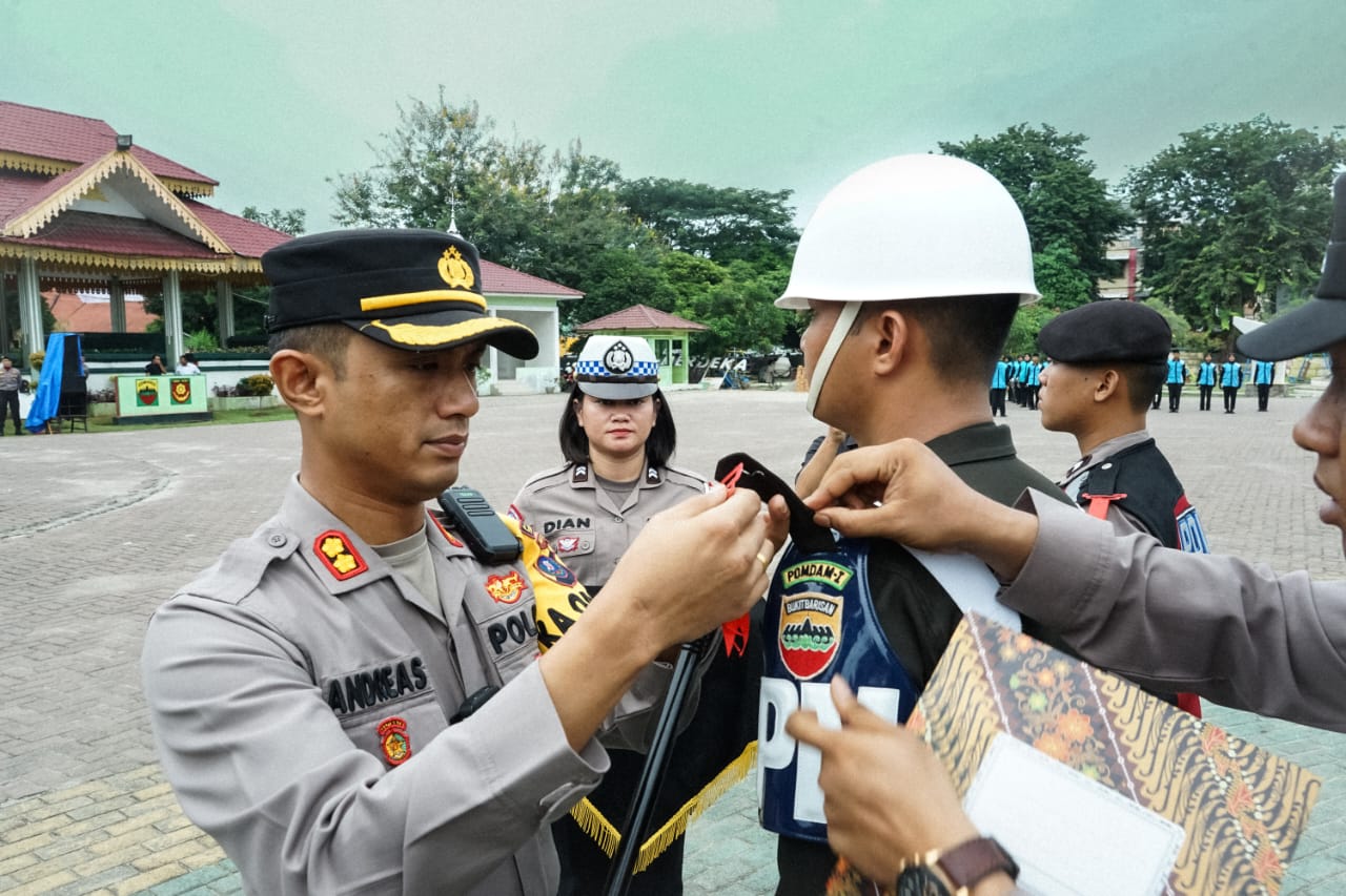 Penjabat (Pj.) Wali Kota Tebing Tinggi Drs. Syarmadani, M.Si. menghadiri Apel Gelar Pasukan "Operasi Mantap Brata Toba 2023-2024" dalam rangka pengamanan Pemilu 2024 yang digelar Kepolisian Resort (Polres) Kota Tebing Tinggi, Selasa (17/10/2023) di lapangan Merdeka