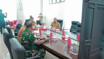 Pemerintah Kota (Pemko) Tebing Tinggi, dalam hal ini diwakilkan oleh Kadis Perdagangan, Koperasi dan UMKM Zahidin, S.Pd , M.Pd. bersama stakholder terkait mengikuti Rapat Koordinasi (rakor) Pengendalian Inflasi di Daerah secara virtual, Senin (23/10/2023) di ruang Kerja Wali Kota lantai 4 gedung Balai Kota.