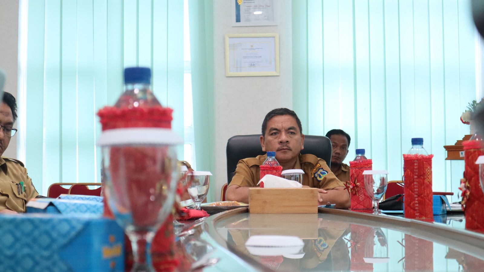 WhatsApp Image 2023-11-06 at 17.17.49 Penjabat (Pj.) Sekretaris Daerah (Sekda) Kota Tebing Tinggi H. Kamlan Mursyid, S.H, M.M., mewakili Pj. Wali Kota Drs. Syarmadani, M.Si., mengikuti rapat koordinasi (rakor) pengendalian inflasi secara virtual, Senin (06/11/2023) di Ruang Kerja Wali Kota, Lantai IV, Jl. Dr. Sutomo.