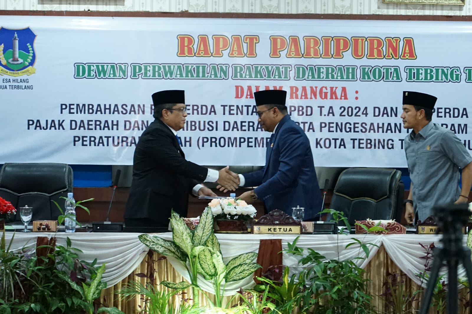 Penjabat (Pj) Wali Kota Tebing Tinggi Drs. Syarmadani, M.Si mengapresiasi saran, pendapat dan masukan dari anggota DPRD yang telah disampaikan melalui fraksi-fraksi DPRD terhadap Rancangan Peraturan Daerah (Ranperda) Anggaran Pendapatan dan Belanja Daerah (APBD) dan Pajak dan Retribusi Daerah tahun 2024., Rabu (22/11/2023) 