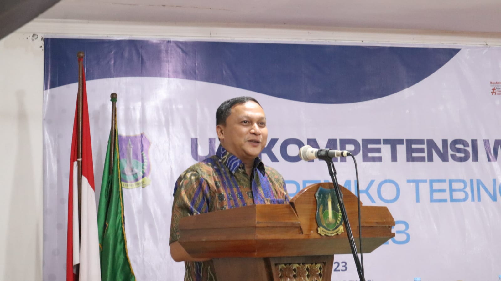 Kepala Dinas Kominfo (Komunikasi dan Informatika) Kota Tebing Tinggi Dedi Parulian Siagian, S.STP, M.Si mewakili Pj. Wali Kota membuka secara resmi Uji Kompetensi Wartawan (UKW) Unit Pemerintah Kota (Pemko) Tebing Tinggi tahun 2023, di Hotel Amanda, Multi Room Kota Tebing Tinggi, Jumat (24/11/2023).