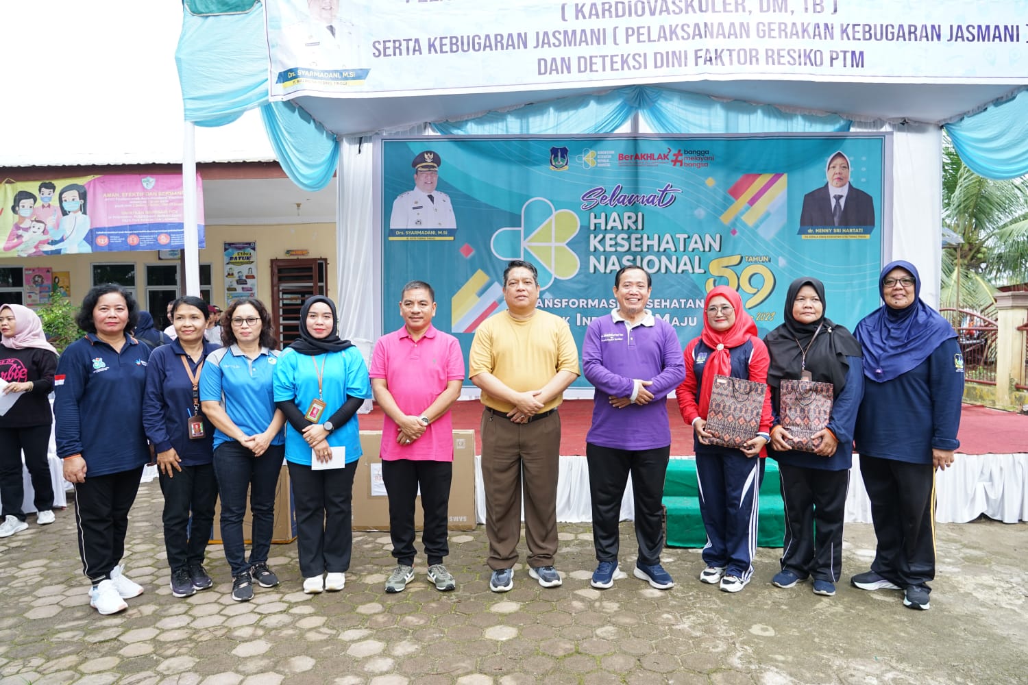 Pemerintah Kota (Pemko) Tebing Tinggi melalui Dinas Kesehatan menggelar Jalan Sehat dengan rute Puskesmas Rambung-Jalan Abdul Hamid-Jalan Syech Beringin-Jalan Cahaya-Jalan Bhayangkara, kembali ke Jalan Abdul Hamid dan berakhir di Puskesmas Rambung, Jumat (24/11/2023).