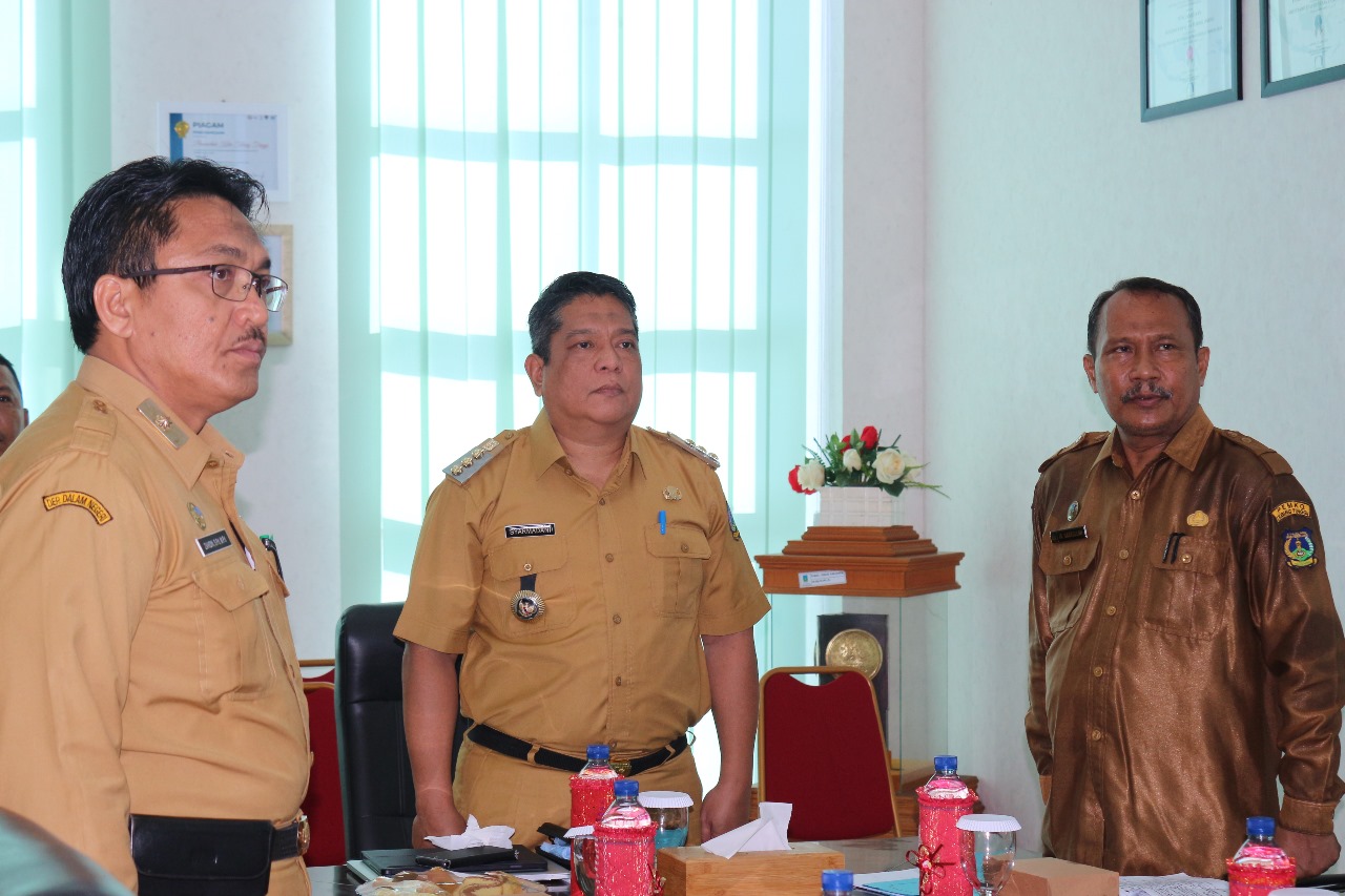 Penjabat (Pj.) Wali Kota Tebing Tinggi Drs. Syarmadani, M.Si. bersama stakeholder (pemangku kepentingan) terkait, kembali mengikuti rapat koordinasi (rakor) pengendalian inflasi secara virtual, Senin (13/11/2023) di ruang Kerja lantai IV gedung Balai Kota Jl. Dr. Sutomo.