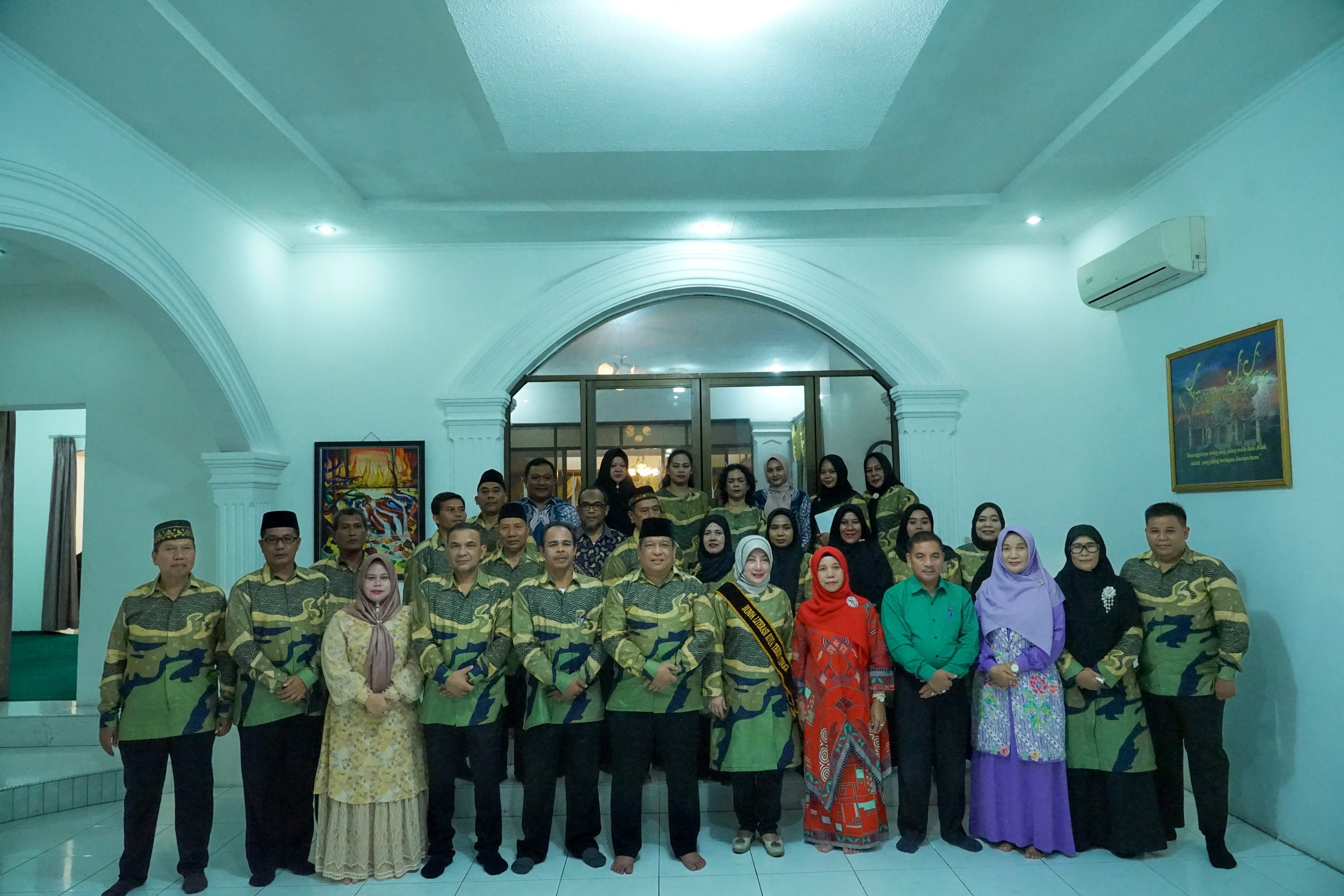 Penjabat (Pj.) Wali Kota Tebing Tinggi Drs. Syarmadani, M.Si., didampingi dr. Dewi Mustika, M.Kes., MARS., melakukan pelantikan Tim Pelaksana Lapangan Bunda Literasi Kota Tebing Tinggi untuk masa bhakti 2023-2027, Kamis malam (21/12/2023) bertempat di rumah dinas Wali Kota Jl. Dr. Sutomo.