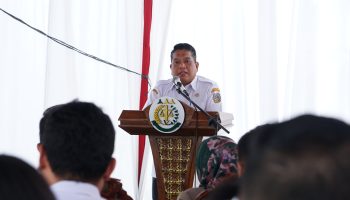 Penjabat (Pj.) Wali Kota Tebing Tinggi Drs. Syarmadani, M.Si., menghadiri pemusnahan sejumlah barang bukti dalam perkara Tipidum (Tindak Pidana Umum) dan TPUL (Tindak Pidana Umum Lainnya), yang telah inkrah atau mempunyai kekuatan hukum tetap, Rabu (06/12/2023) di halaman kantor Kejari Jl. KL. Yos Sudarso, Kelurahan Lalang.