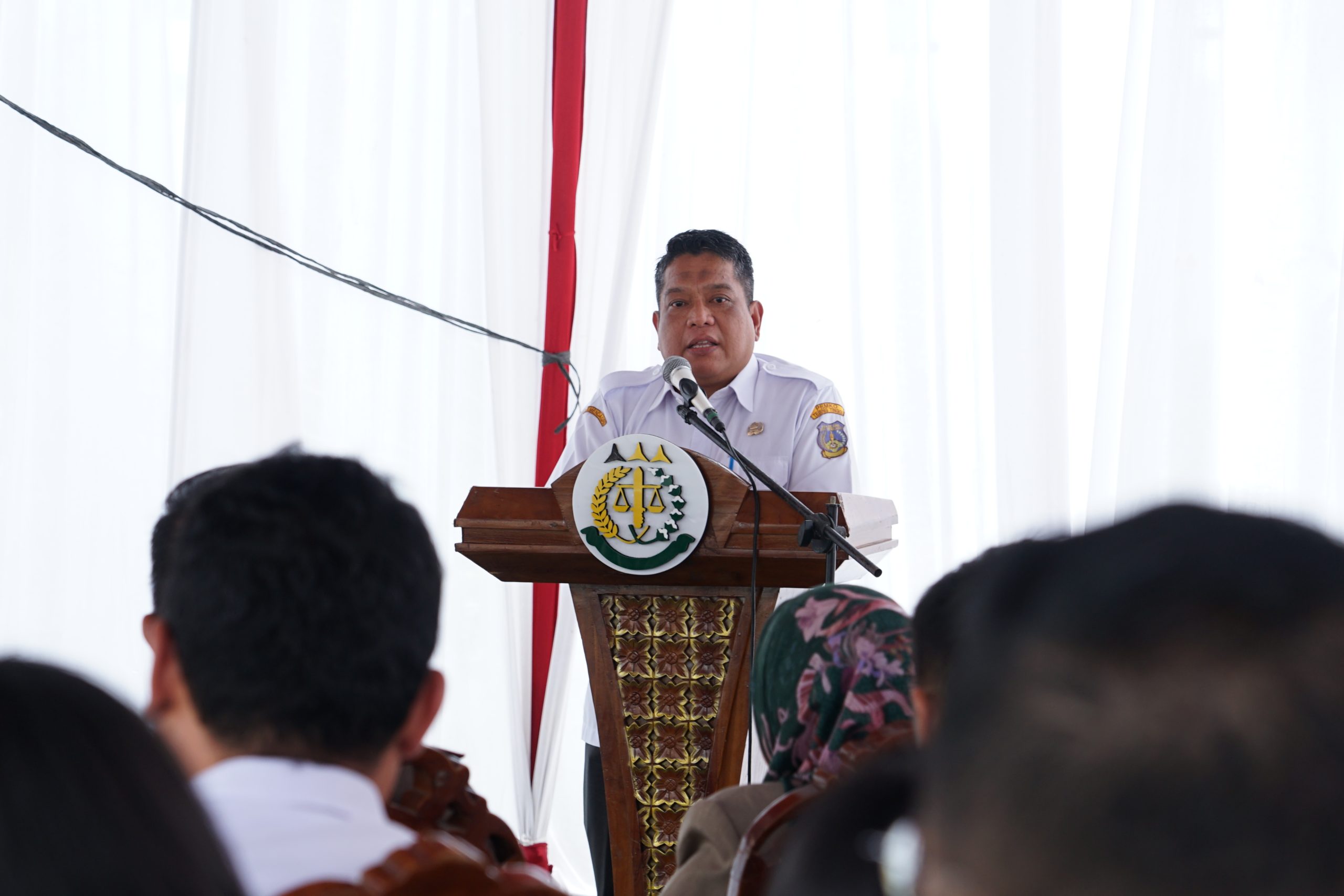 Penjabat (Pj.) Wali Kota Tebing Tinggi Drs. Syarmadani, M.Si., menghadiri pemusnahan sejumlah barang bukti dalam perkara Tipidum (Tindak Pidana Umum) dan TPUL (Tindak Pidana Umum Lainnya), yang telah inkrah atau mempunyai kekuatan hukum tetap, Rabu (06/12/2023) di halaman kantor Kejari Jl. KL. Yos Sudarso, Kelurahan Lalang.