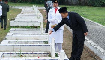 Pemerintah Kota (Pemko) Tebing Tinggi menggelar upacara di 3 titik lokasi, mulai dari Taman Makam Bahagia Jl. Taman Bahagia Kelurahan Tanjung Marulak, Jembatan Titi Gantung Sungai Padang Jl. Musyawarah Kec. Bajenis dan di lapangan Merdeka Jl. Dr. Sutomo, (Des 13, 2023)