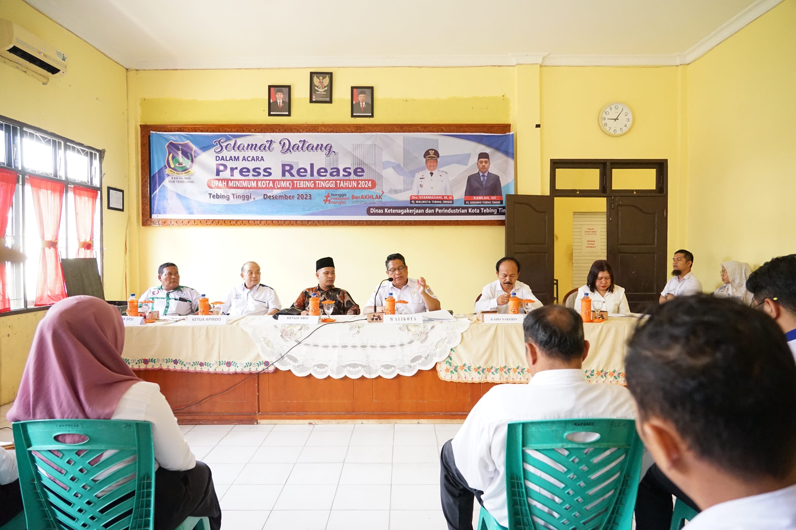 Penjabat (Pj.) Wali Kota Tebing Tinggi Drs. Syarmadani, M.Si. didampingi Kadisnakerperin Ir. Iboy Hutapea bersama stakeholder terkait, Rabu (27/12/2023) di ruang aula BLK (Balai Latihan Kerja) Dinas Ketenagakerjaan dan Perindustrian (Disnakerperin) Jl. Gunung Leuser BP7.
