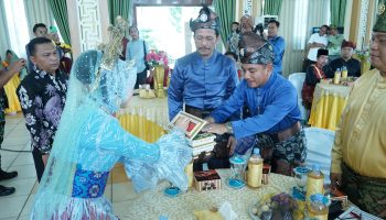 Penjabat (Pj) Wali Kota Tebing Tinggi, Drs. Syarmadani, sebagai Kerabat Kerajaan Negeri Padang Deli pada kegiatan Pagelaran Budaya Melayu Anugerah Gelar Majelis Kerapatan Adat Kerajaan Negeri Padang Deli, Kamis (28/12/2023), di Gedung Hj Sawiyah Jalan Sutomo.