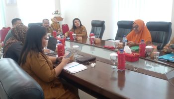 Pemko (Pemerintah Kota) Tebing Tinggi bersama stakeholder terkait kembali mengikuti Rakor (rapat koordinasi) Pengendalian Inflasi Daerah secara virtual yang rutin diikuti setiap minggunya, di ruang Kerja Wali Kota lantai 4 gedung Balai Kota Jl. Dr. Sutomo, Senin (04/12/2023).