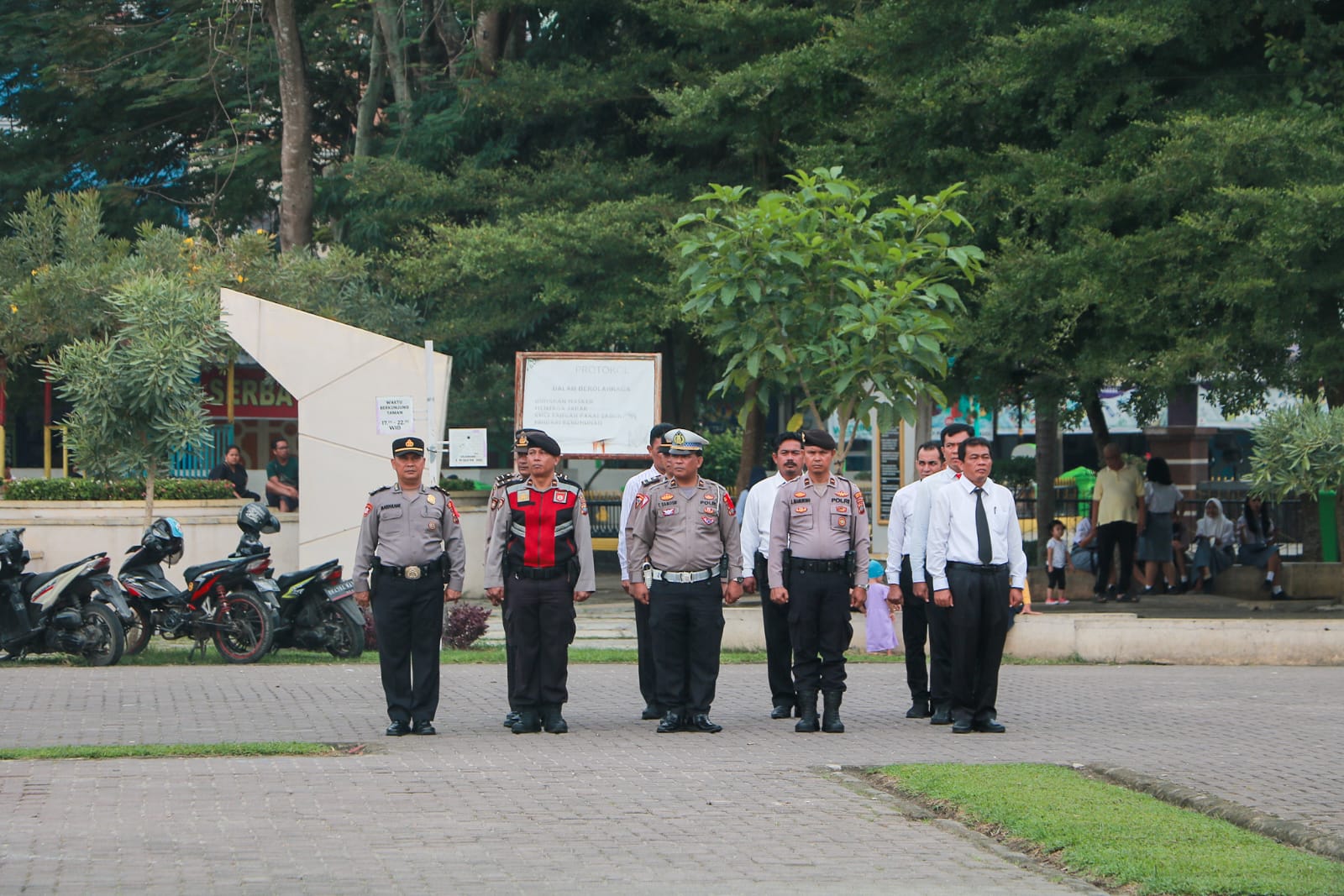 Penjabat (Pj.) Sekretaris Daerah Kota Tebing Tinggi, H. Kamlan Mursyid, S.H., M.M. memimpin Apel Gelar Pasukan Operasi Lilin Toba Tahun 2023 dalam rangka pengamanan Perayaan Natal 2023 dan Tahun Baru 2024 (Nataru), Kamis (21/12/2023), bertempat di Lapangan Merdeka, Jalan Dr. Sutomo, Kota Tebing Tinggi.