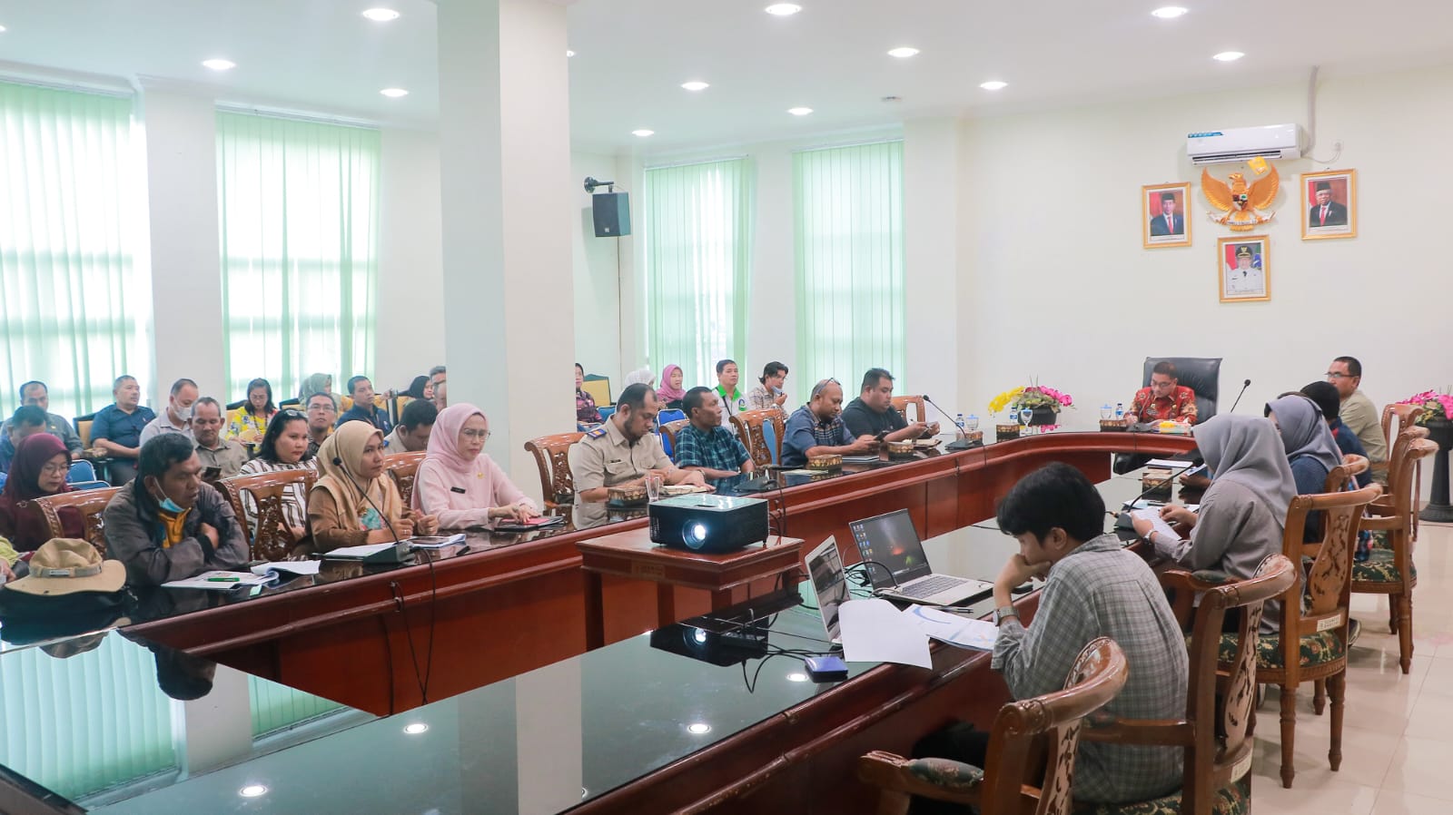 Pj. Sekda Kota Tebing Tinggi saat membuka acara Forum Group Discussion (FGD) Perumahan dan Kawasan Permukiman (PKP), Jumat (22/12/2023) di Ruang Mawar Balai Kota.