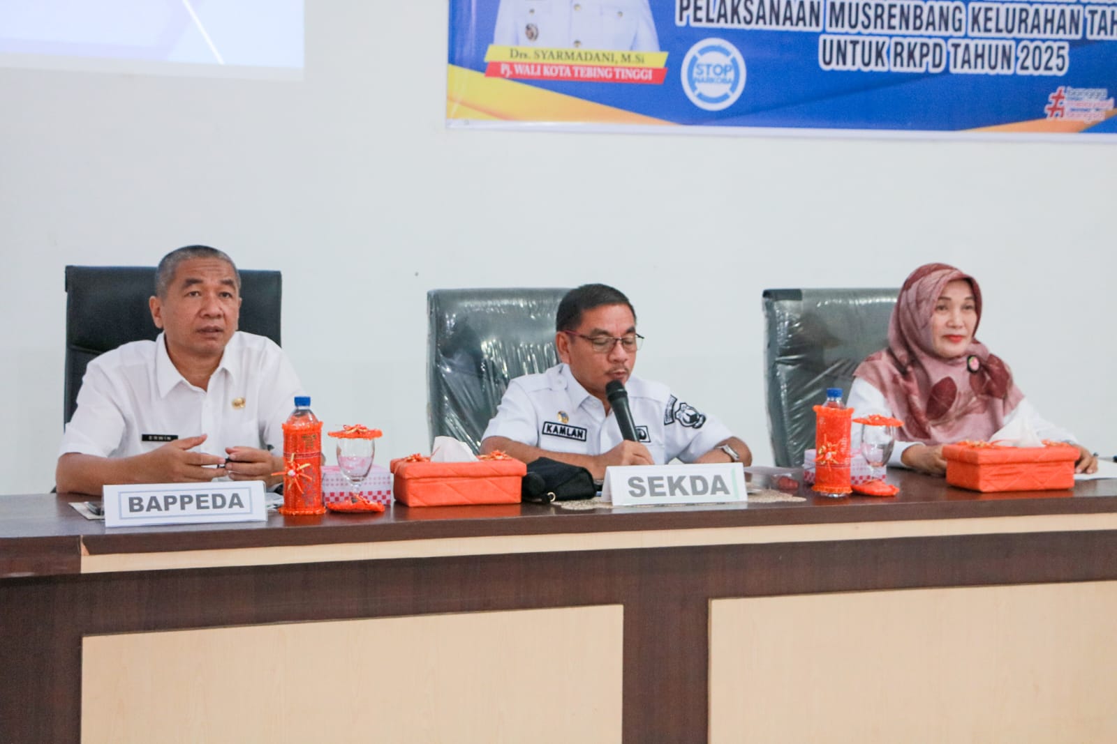Penjabat (Pj) Sekretaris Daerah Kota Tebing Tinggi H. Kamlan Mursyid, S.H., M.M. membuka pelatihan fasilitasi penyelenggaraan musrenbang tahun 2024 untuk RKPD tahun 2025, Selasa, (03/01/2024), di Aula Dinas Pemberdayaan Perempuan, Perlindungan Anak dan Pemberdayaan Masyarakat (DP3APM), Jalan Gunung Dempo No. 17 Tebing Tinggi.
