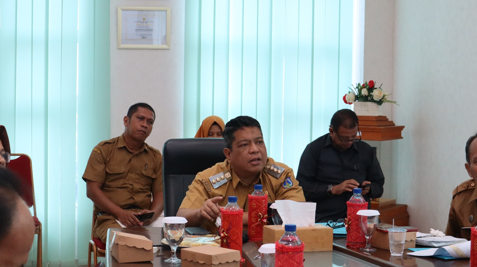 Penjabat (Pj.) Wali Kota Tebing Tinggi Drs. Syarmadani, M.Si. bersama stakeholder terkait, mengikuti rapat koordinasi (rakor) pengendalian inflasi daerah secara virtual, Senin (22/01/2024) di ruang Kerja lantai IV gedung Balai Kota Jl. Dr. Sutomo.