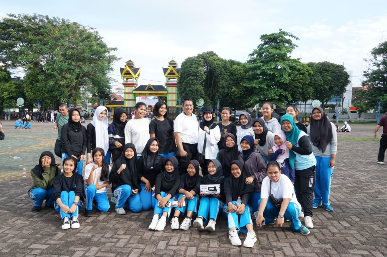 Penjabat (Pj.) Wali Kota Tebing Tinggi Drs. Syarmadani, M.Si., mengapresiasi kegiatan jalan sehat yang digelar oleh Komnas WI (Komite Nasional Wartawan Indonesia) Tebing Tinggi, Minggu (28/01/2024) di lapangan Merdeka, Jl. Dr. Sutomo.