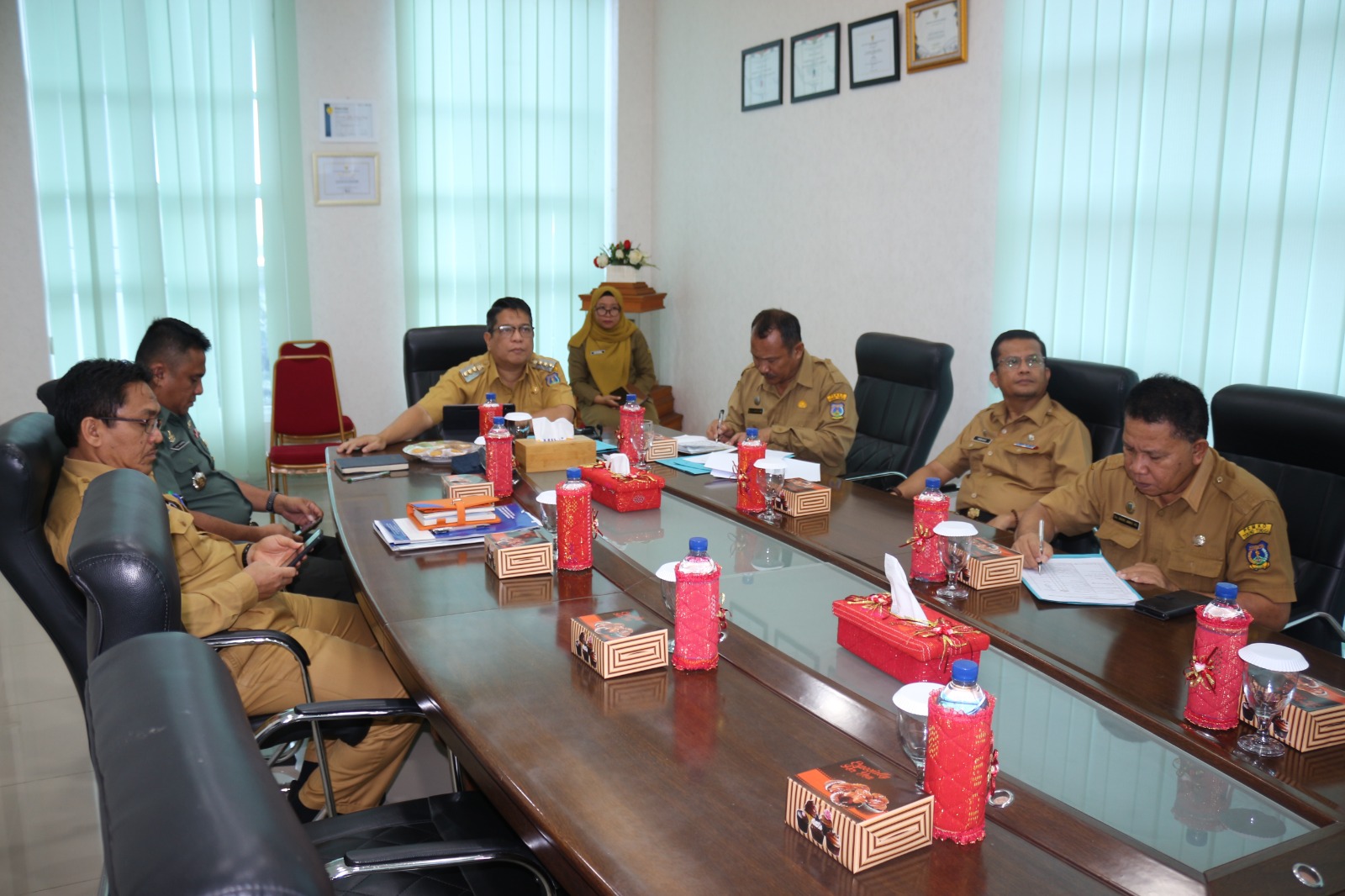 WhatsApp Image 2024-01-29 at 17.12.46 Bersama stakeholder terkait, Penjabat (Pj.) Wali Kota Tebing Tinggi Drs. Syarmadani, M.Si.mengikuti rakor (rapat koordinasi) Pengendalian Inflasi di daerah, Senin (29/01/2024) di ruang Kerja Wali Kota lantai IV gedung Balai Kota Jl. Dr. Sutomo.