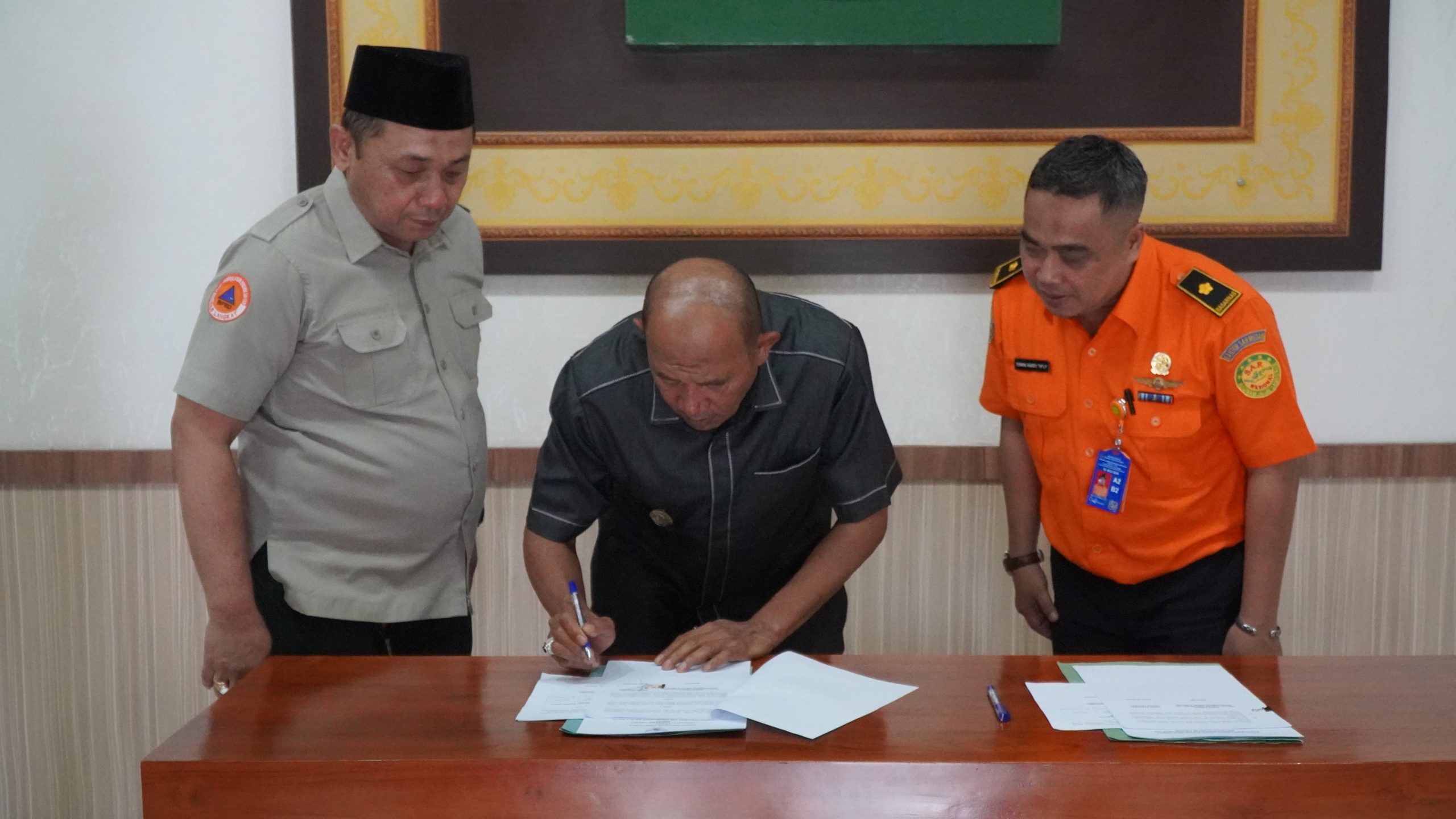 Plt Bupati Langkat Syah Afandin teken MoU hibah tanah pembangunan Gedung Balai Diklat Basarnas Wilayah Barat Indonesia, Selasa (13/2/24) di Rumah Dinas Bupati Langkat, Stabat. (Istimewa)