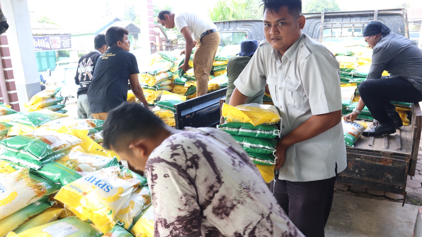Dalam rangka pengendalian inflasi dan menjaga stabilitas pasokan dan harga pangan kebutuhan pokok, Pemerintah Kota Tebing Tinggi melalui Dinas Ketahanan Pangan dan Pertanian kembali menggelar Gerakan Pangan Murah (GPM) di halaman Kantor Camat Padang Hilir, Senin (29/01/2024).