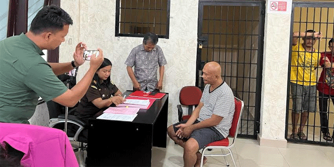 Polisi-menyerahkan-tersangka-Godol-ke-jaksa