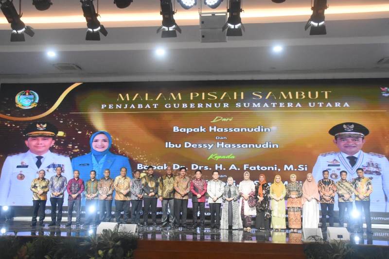 Penjabat (Pj.) Wali Kota Tebing Tinggi Dr. Moettaqien Hasrimi, S.STP, M.Si didampingi istri Ny. Ny. dr. Dara Caprina Moettaqien Hasrimi menghadiri malam pisah sambut Penjabat Gubernur Sumatera Utara, dari Penjabat sebelumnya Mayjen. TNI (Purn.) Dr. Hassanudin, S.IP., M.M. kepada Dr. Drs. H. Agus Fatoni, M.Si., yang digelar di Aula Raja Inal Siregar Lt. 2 Kantor Gubernur Sumut, Jl. P. Diponegoro No. 30 Medan, Rabu malam (26/6/2024).