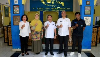 Pemerintahan Kota Tebing Tinggi melakukan intervensi pencegahan stunting melalui talk show radio, dengan menghadirkan narasumber Plt. Sekda Kota Tebing Tinggi H. Kamlan Mursyid, S.H., M.M., Kepala Bappeda Erwin Suheri Damanik, Kadis PPKB Nina Zahara MZ, S.H., M.AP., dan Kabid kesehatan Masyarakat Korriati Manurung, Rabu (26/06/2024) di stasiun radio DIS FM Tebing Tinggi.