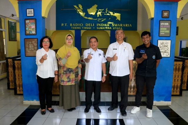 Pemerintahan Kota Tebing Tinggi melakukan intervensi pencegahan stunting melalui talk show radio, dengan menghadirkan narasumber Plt. Sekda Kota Tebing Tinggi H. Kamlan Mursyid, S.H., M.M., Kepala Bappeda Erwin Suheri Damanik, Kadis PPKB Nina Zahara MZ, S.H., M.AP., dan Kabid kesehatan Masyarakat Korriati Manurung, Rabu (26/06/2024) di stasiun radio DIS FM Tebing Tinggi.