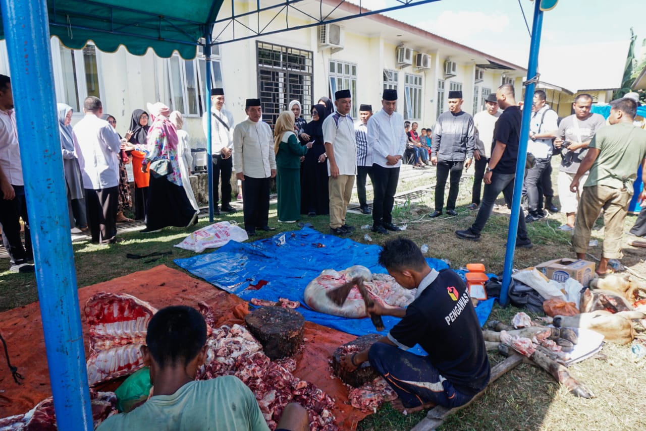 65c07f70-4c68-4f2a-bdf3-f6a6f1a9c35c Hari kedua Idul Adha 1445 H, Pj. Wali Kota Tebing Tinggi Tinjau Pelaksanaan Pemotongan Hewan Quban di Lingkungan Dinas Dikbud