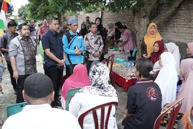 DSC04845 Penjabat (Pj.) Wali Kota Tebing Tinggi Dr. Moettaqien Hasrimi, S.STP., M.Si., turut serta dalam penyaluran bantuan dari Baznas (Badan Amil Zakat Nasional) Kota Tebing Tinggi kepada fakir miskin, Kamis (20/06/2024).